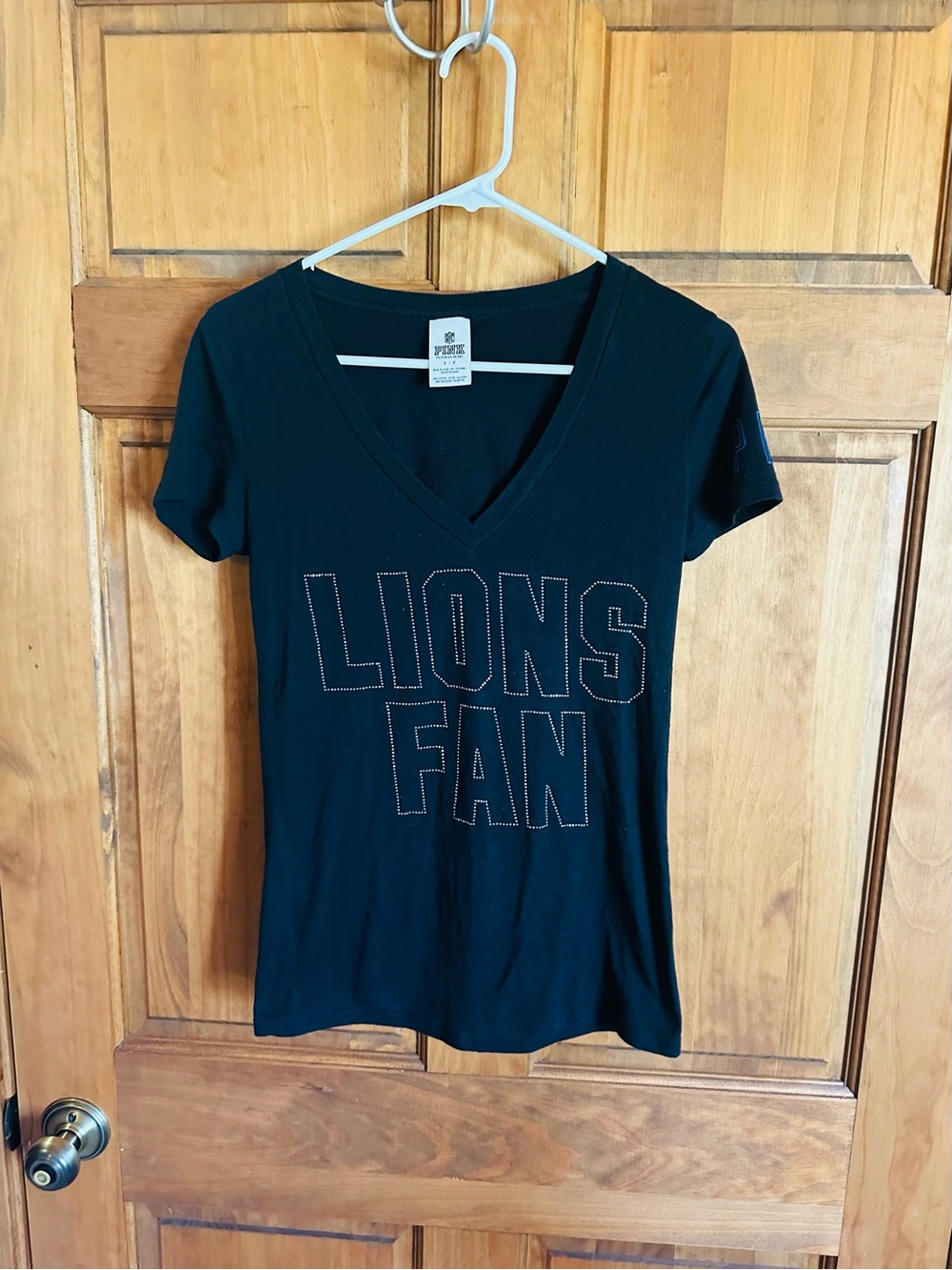 PINK Victoria's Secret Detroit lions Black V-Neck 'Lions Fan' Short Sleeve Tee